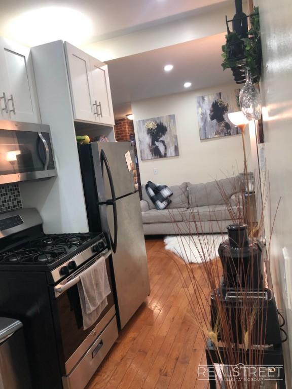 Building Photo - 1 Bed W. Tons of Space in Crown Heights!