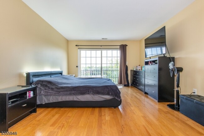 Building Photo - 129 Rock Creek Dr