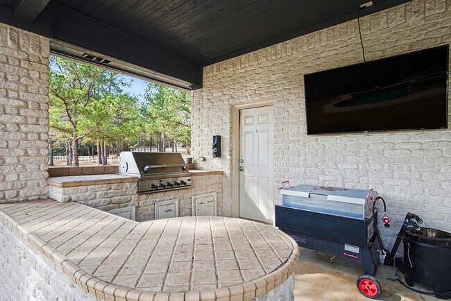 Building Photo - 15569 Crown Oaks Dr