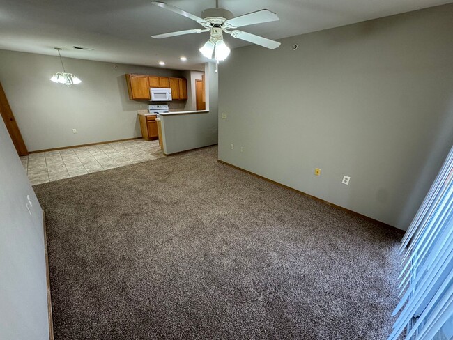 Building Photo - 2 bedroom 2 bath apartment at Parkwood Apa...