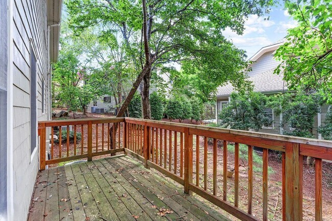 Building Photo - Location meets effortless living in this beautiful END UNIT townhome