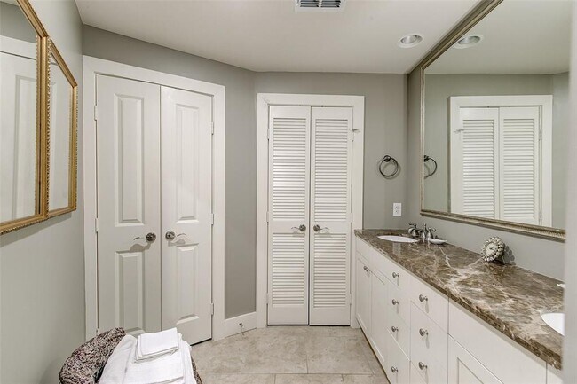 Building Photo - 411 W 7th St