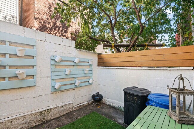 Building Photo - 629 Sears St