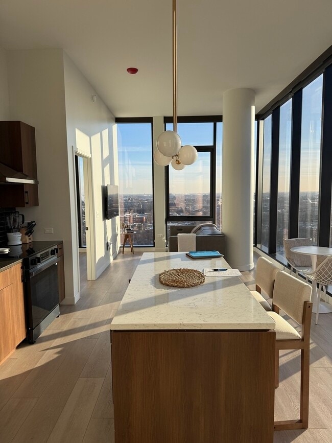 Building Photo - 1101 W Van Buren St