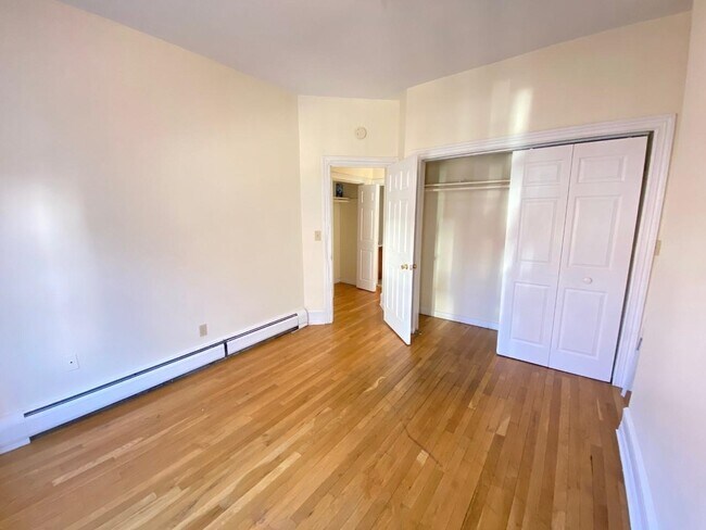 Building Photo - 55 Bright St