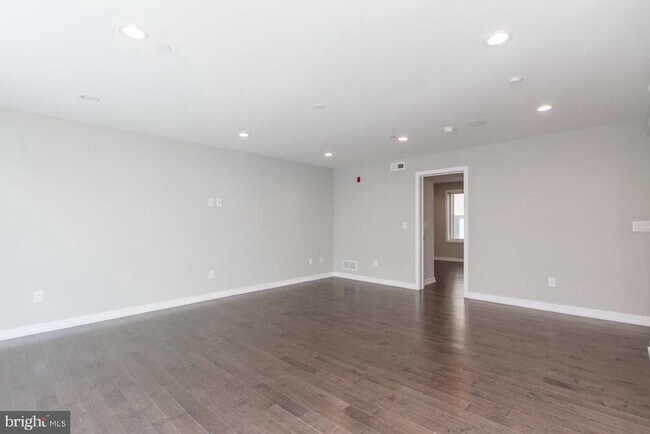 Building Photo - 720 S Sartain St