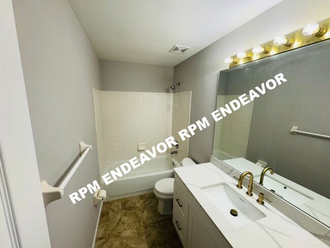 Building Photo - Spacious 4 bedroom, 2.5 bath home availabl...