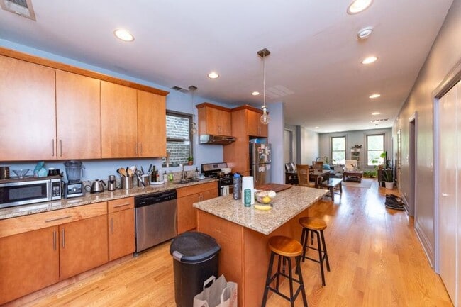Building Photo - 3 bedroom in Chicago IL 60622