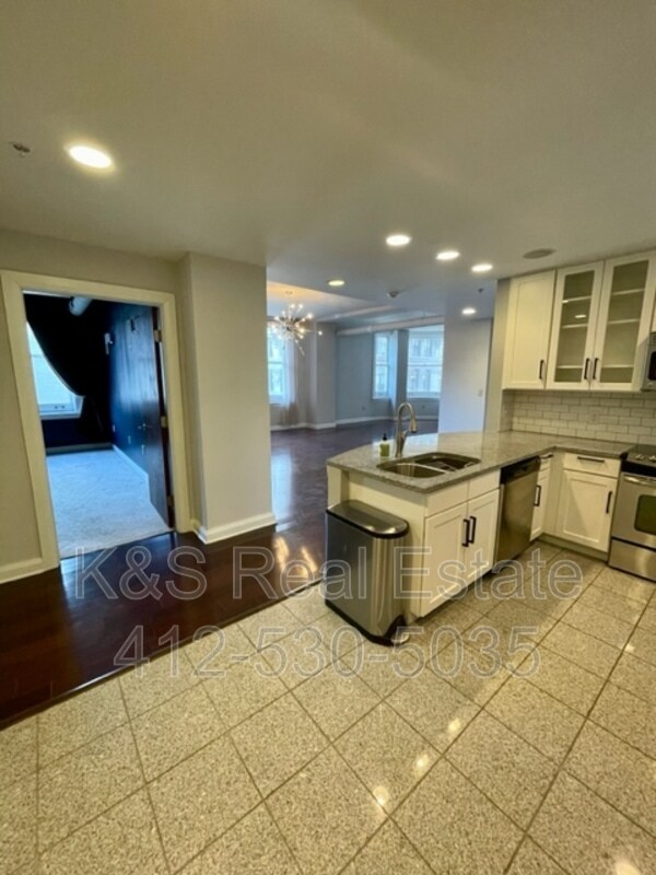 Building Photo - 306 Fourth Avenue - Unit 302