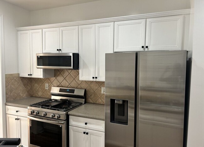 Building Photo - Beautifully Renovated 3-Bedroom, 2.5-Bath Townhome in the Heart of Alpharetta/Milton!