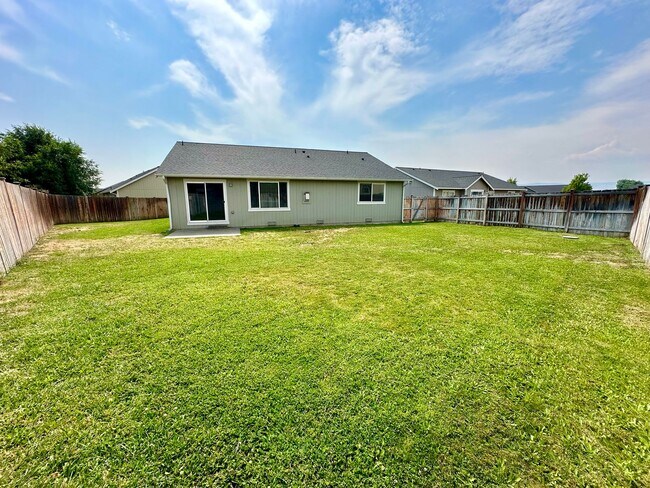 Building Photo - Spacious 4 Bedroom 2 Bathroom Home on Culd...