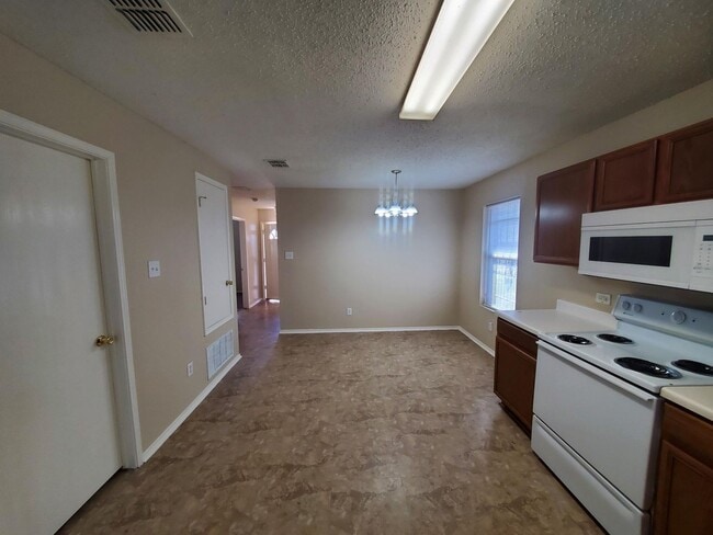 Building Photo - 3 bedroom in a great location!