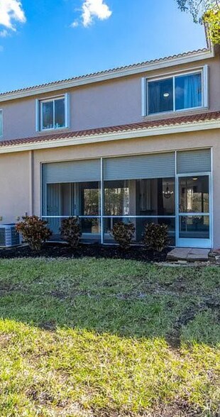 Building Photo - 10011 Chiana Cir
