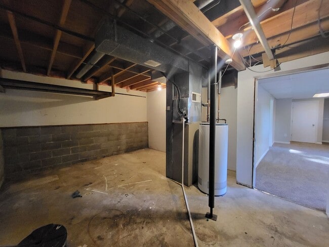 Building Photo - 4 Bedroom split-level home with garage!