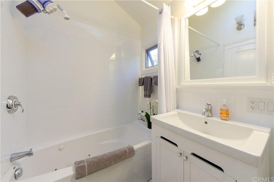 Building Photo - 1328 Electric Ave