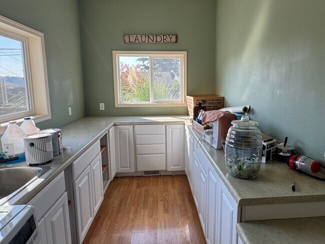 Building Photo - 3 Bed, 2 Bath in Anacortes WATER VIEW and ...