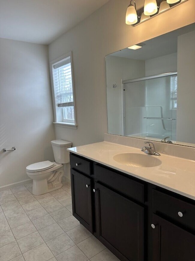 Building Photo - 7867 Oakbrook Dr