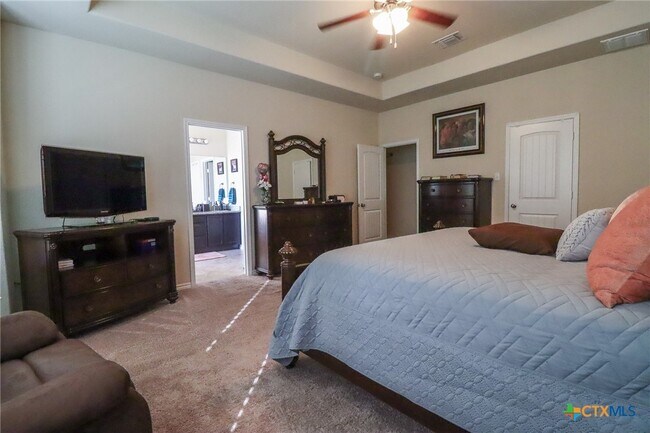 Building Photo - 802 Valentino Dr