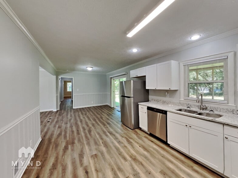 Building Photo - 906 King Dr SE