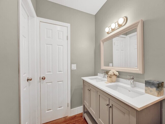 Building Photo - 3208 NE 9th St