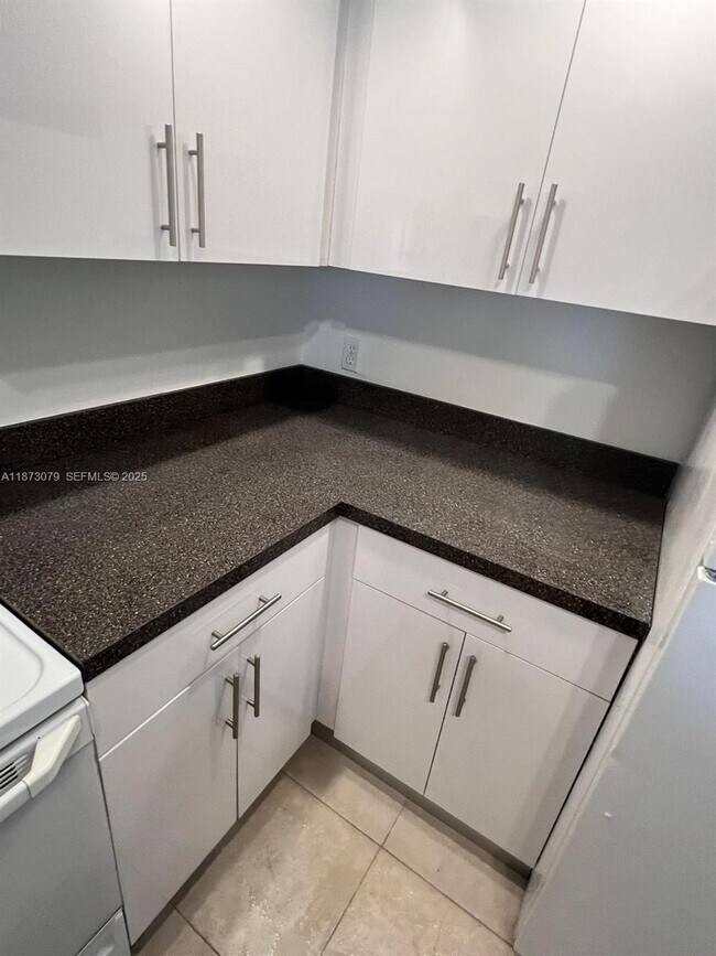 Building Photo - 3430 Pinewalk Dr N