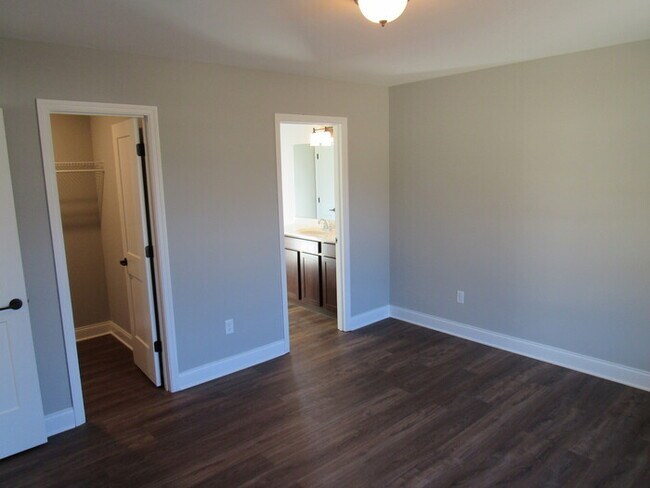 Building Photo - 3 Bedroom & 2 Bath Single-Family Home