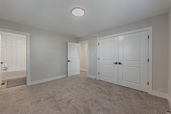 Building Photo - 441 Lawrence Dr