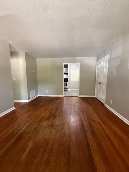 Building Photo - 1602 Line Cir