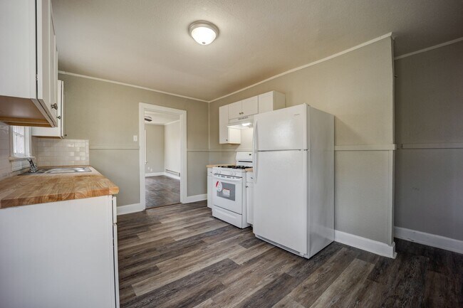 Building Photo - Freshly Updated 2 Bedroom House
