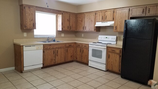Building Photo - 2 bed 2 bath 2-plex with 1000 sf. and gara...