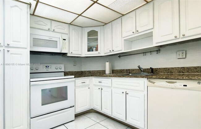 Building Photo - 500 Bayview Dr