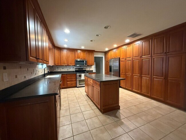 Building Photo - Available now-  4 Bedroom house in O'Fallon