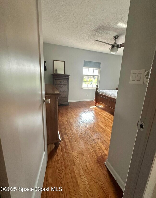 Building Photo - 112 E Colonial Ct