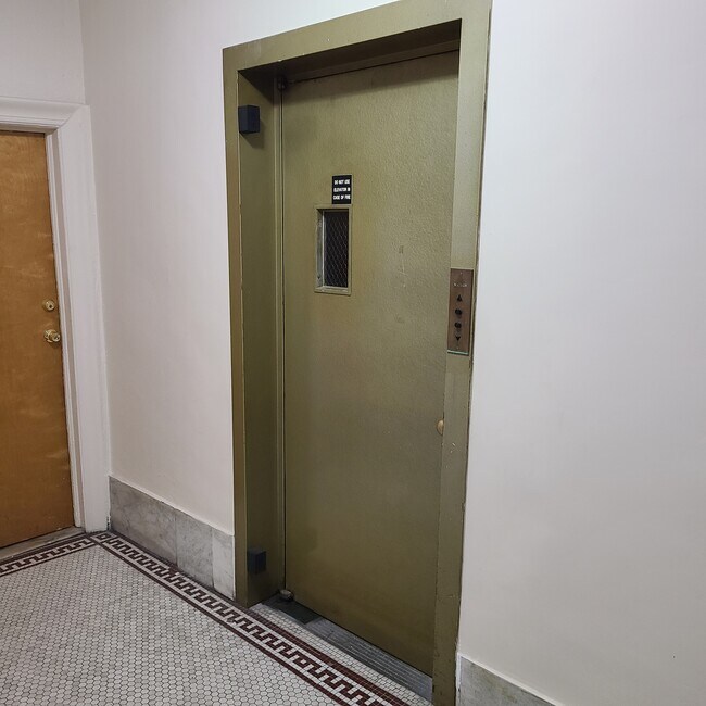 Elevator Building - 290 Potter Pl