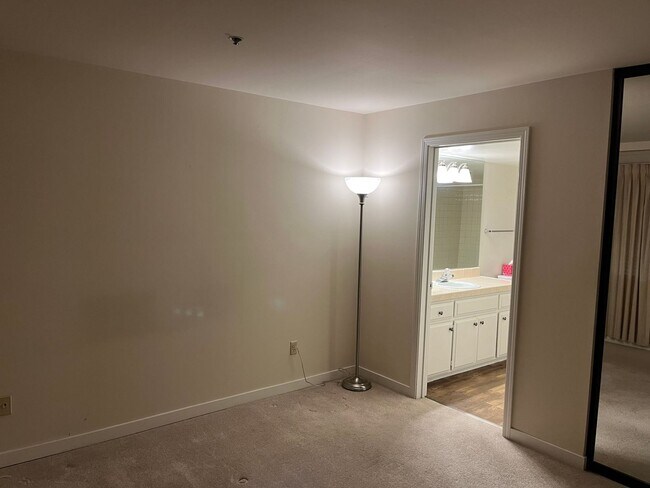 Building Photo - 333 Ski Way