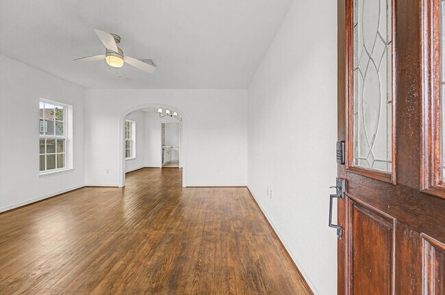 Building Photo - 511 Joyce St