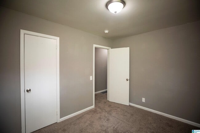 Building Photo - 656 Kenwood Dr