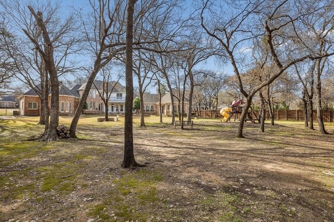 Building Photo - 2900 Creekview Dr