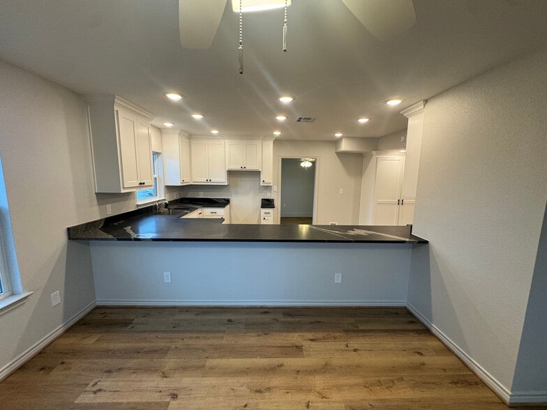 Building Photo - 207 Laurel Ln