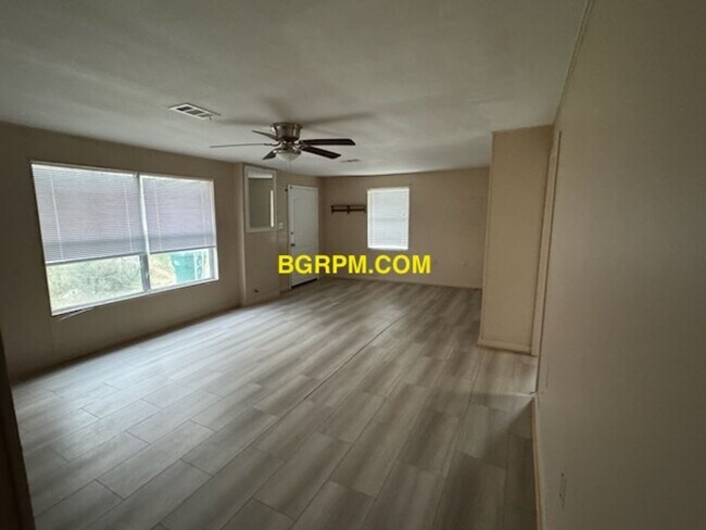 Building Photo - 2 BD, 1  BA, Home in Jacksonville