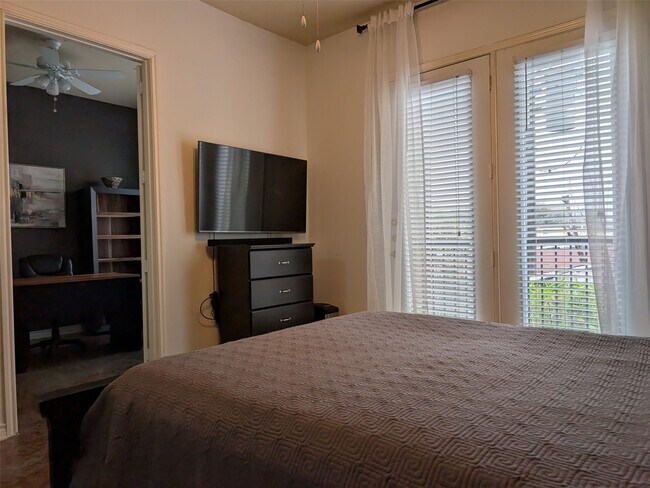 Building Photo - 2400 McCue Rd