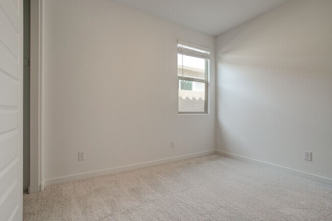 Building Photo - Gorgeous 5 Bedroom Lennar Home built 3 years ago still like new!!!  5 bedrooms in Northern Crossi...