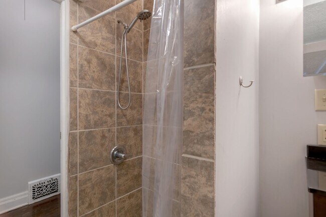 Building Photo - 4205 Pacific. Available June 2026.  3 bedroom, 2 bath, 2.5 car garage.  Does not qualify for gove...