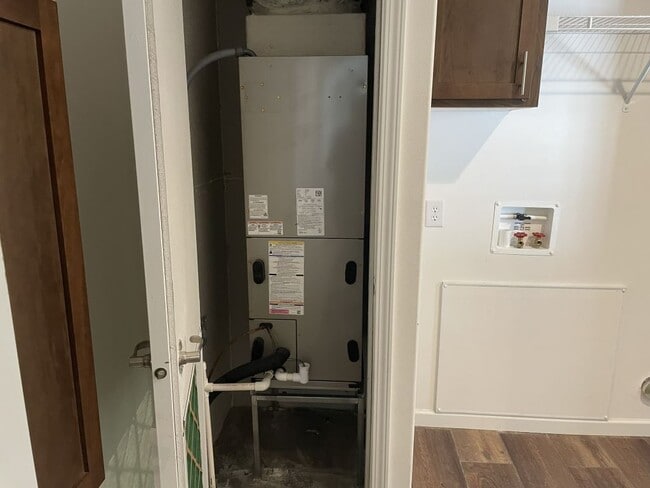 Building Photo - 5631 Pinecrest Dr