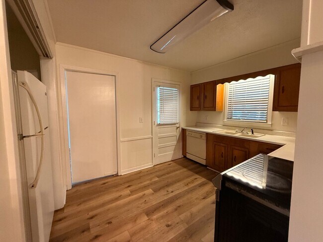 Building Photo - 3 bed 2 bath in the heart of the city