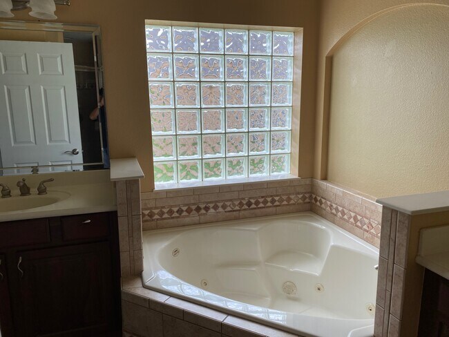 Building Photo - 10717 Mottram Point