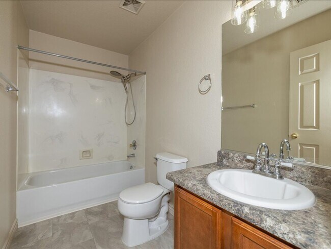 Building Photo - 3 Bedroom 2 Bathroom with Den