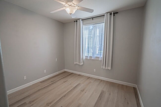 Building Photo - Spacious 4-Bedroom Townhome with Downstairs Bed/Bath in Creekside!