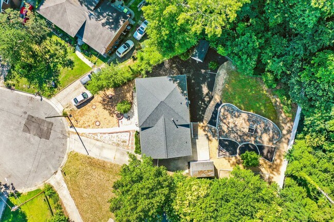 Building Photo - Gorgeous 3 Bedroom, 2 Bath Split-level home in Brentwood - High-end Renovation, Pet Friendly!
