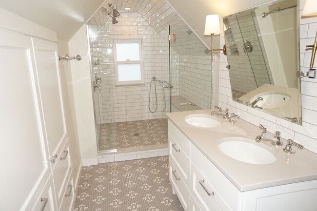 Building Photo - NE Portland - Irvington 3-bedroom Beauty!